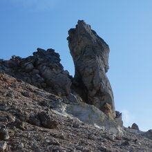 登山道は奇岩がいっぱい