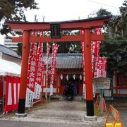 稲荷神社らしいたくさんの赤い鳥居とのぼり