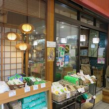 お茶屋さんからは茶葉に火入れする香り