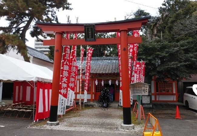 稲荷神社らしいたくさんの赤い鳥居とのぼり