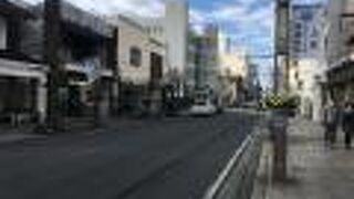 地元住民や観光客で賑わう商店街