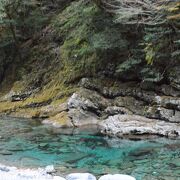 仁淀ブルーを見るなら安居渓谷の水晶淵と砂防ダムがおすすめ