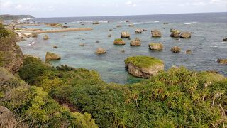 青い海に白い灯台。心地よい潮風を受けながら遊歩道を歩く。