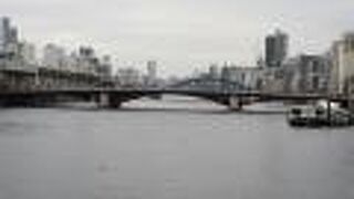 昔は渡し船が通り、現在は水上バスの発着所があります