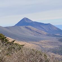 韓国岳避難小屋から火口淵に登ると高千穂峰、新燃岳が見える