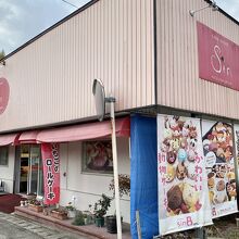 ピンクの外観(駐車場は隣)