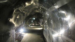 荒々しい自然の風景と洞窟の神秘的な感じを体験