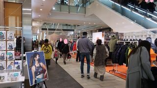 賑わっている商業施設