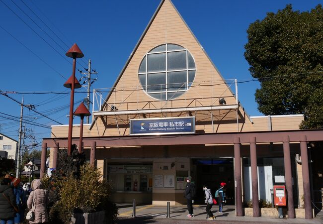 のどかな山里を走る京阪電車のローカル線