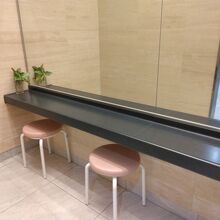 女性用にはパウダーコーナーまで