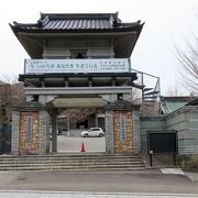 函館山の山麓に広がる墓地を管理する支院