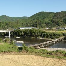 国道381号線から見た若井沈下橋と若井大橋