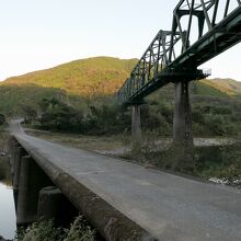 四万十川右岸から見た第一三島沈下橋とJR予土線の鉄橋