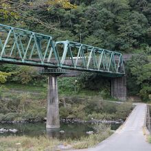 三島から見た第一三島沈下橋とJR予土線の鉄橋