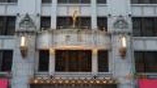 百貨店の名前が地下鉄の駅名になっています。それだけでも凄い百貨店だと思います。