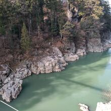 つつじ橋から見る芙蓉洞です。