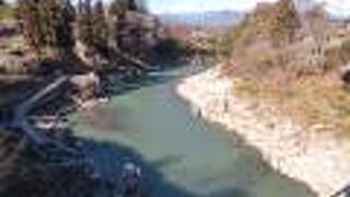 遊歩道、船、橋から眺められます。