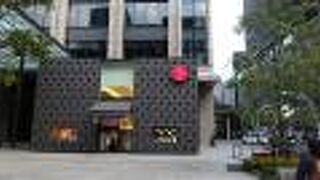 中央通りからちょっと奥まったところにあります。その辺りが再開発における地権の関係なのでしょうか。