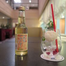 グラスに入れられたベリーがアクセント