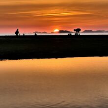 沖の島影に沈む夕日