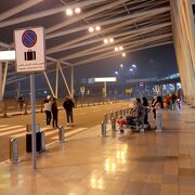 カイロ 国際空港で マスクは　カモ！