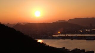 トンネルの先に夕日が