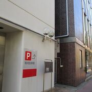 銀行の通用口前が案内板の目印