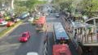 美しい橋と噴水のある公園