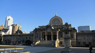 本堂の姿が石造りで堂々としています