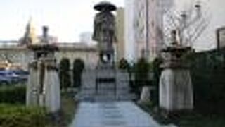 顔の表情が意外と厳しい