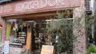 ホールケーキが、サンプルとはいえ並んでいるのは壮観