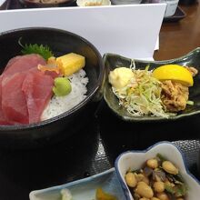 マグロ丼とから揚げ