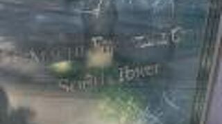 南北二つのビルから構成されるオフィスビル