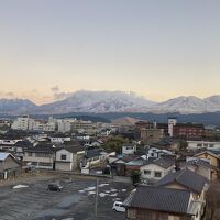 部屋の窓からの夕景