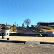 津久井湖城山公園の水の苑に立地