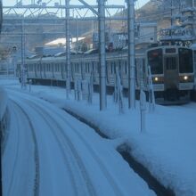 首都圏から沢山の乗客を乗せた後続列車を優雅に眺めます