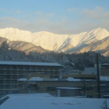 晴天時には美しい谷川岳の景観が楽しめますね。