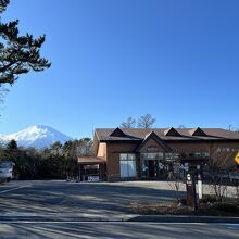 富士山を背景に、森の駅の建物