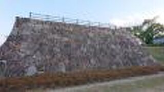 再築された石垣がユニーク