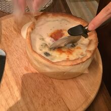 お店の方が 最初だけ 切り分けてくれました