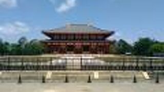 堂々と建つ様子が何とも言えない