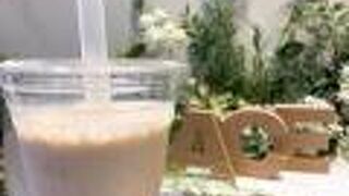 イオンモール1FのGarden Diningの入口にある、白を基調としたオシャレなカフェ!