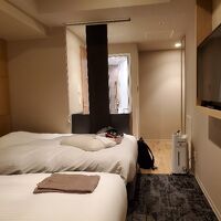 右奥が入口通路（ハンガーラック・冷蔵庫方面）