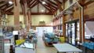 地元のうどんやナッツ袋菓子