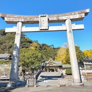 高さ１３ｍある日本一の大きさといわれる石造りの大鳥居がある神社
