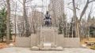 この方の知名度の割に立派な造りをした銅像です。