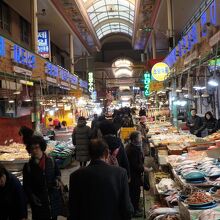 賑やかな釜田市場