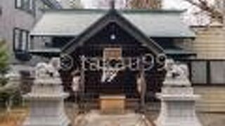 小さいですが趣のある鳥居と社殿が印象的でした。