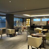 ロビーの窓側には京都らしい小物、カウンターにはコーヒーマシン