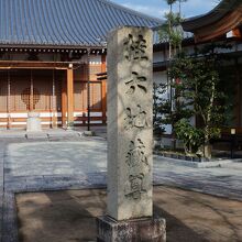 きれいに掃き清められた境内